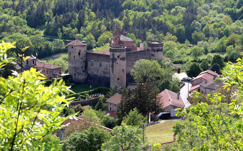 Le château de Saint-Vidal est devenu un hôtel cinq étoiles. 