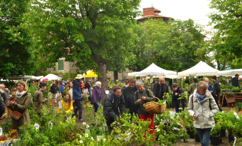 Les amateurs de fleurs réunis dans l'unique Jardin Remarquable du département. 