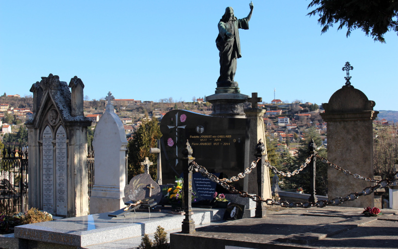 Surpopulation au sein du cimetière du Puy-en-Velay.