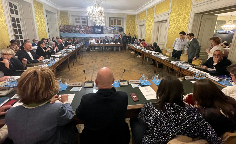 Les 33 conseillers réunis autour de la table du conseil