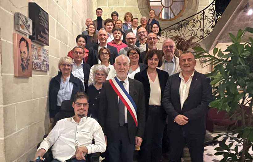 La majorité municipale réunie autour du maire Michel Chapuis après son élection