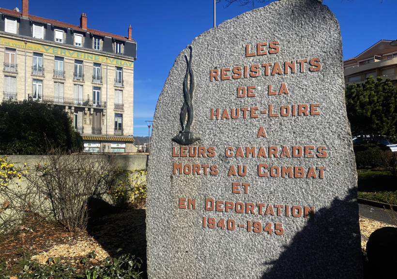 Des humains sont morts pour nous, vous, toi, moi, pour notre liberté à tous.