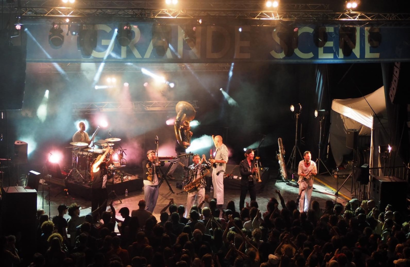 La Grande Scène sur la place du Couvent ou se produit les concerts du soir.