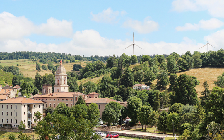 La vue du bourg de Pradelles (Plus beau village de France) depuis le belvédère d'Ardenne. 
