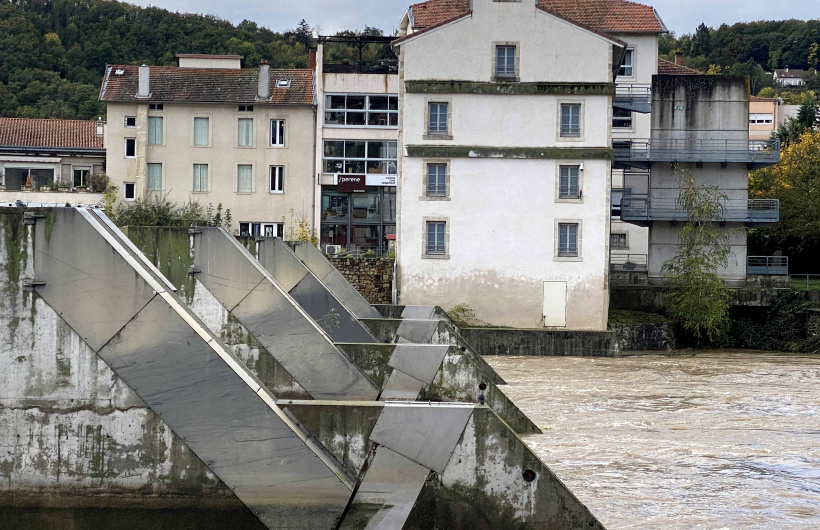 On peut aisément voir le niveau de l'eau maximal de la crue 2024 sur la médiathèque.