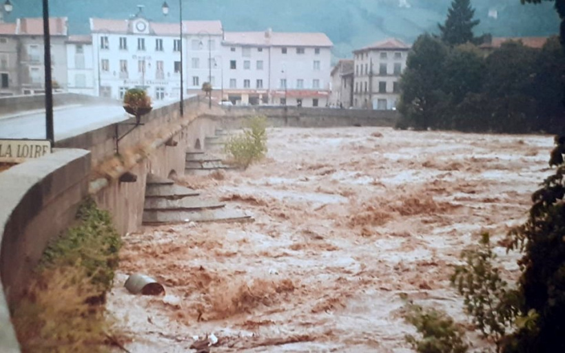 Une photo d'archive de la catastrophe à Brives-Charensac. 