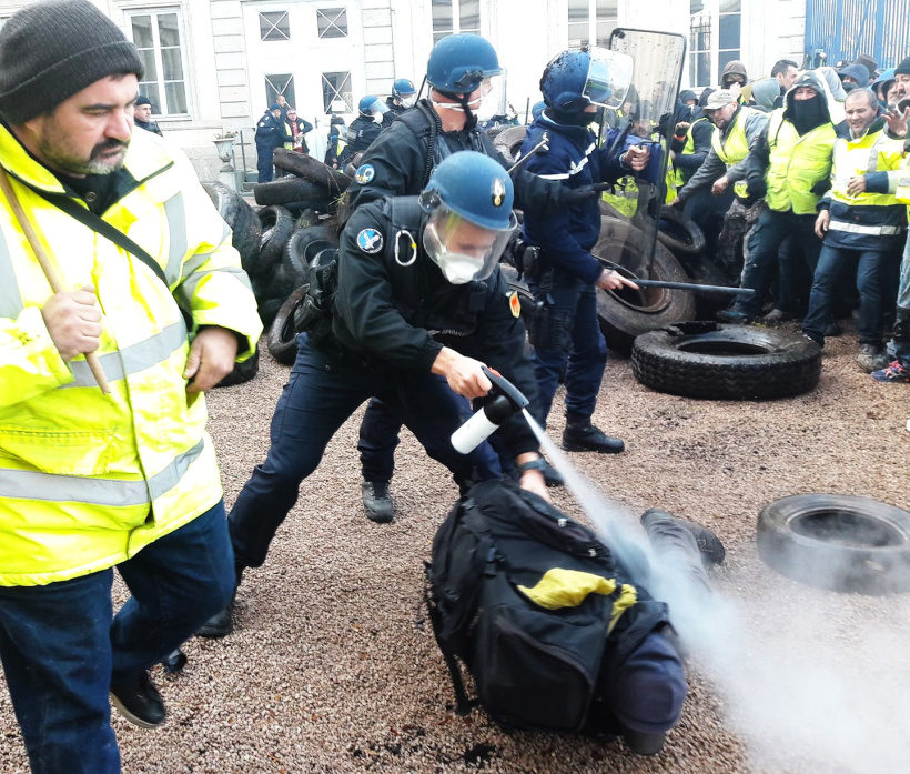 Les Gilets jaunes, à l'intérieur de la cour d'honneur de la préfecture du Puy-en-Velay.