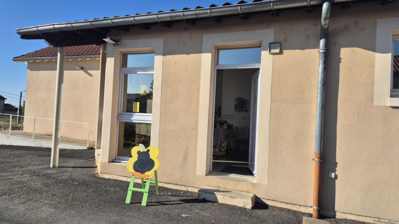 Le dépôt de pain est situé dans la salle polyvalente du village
