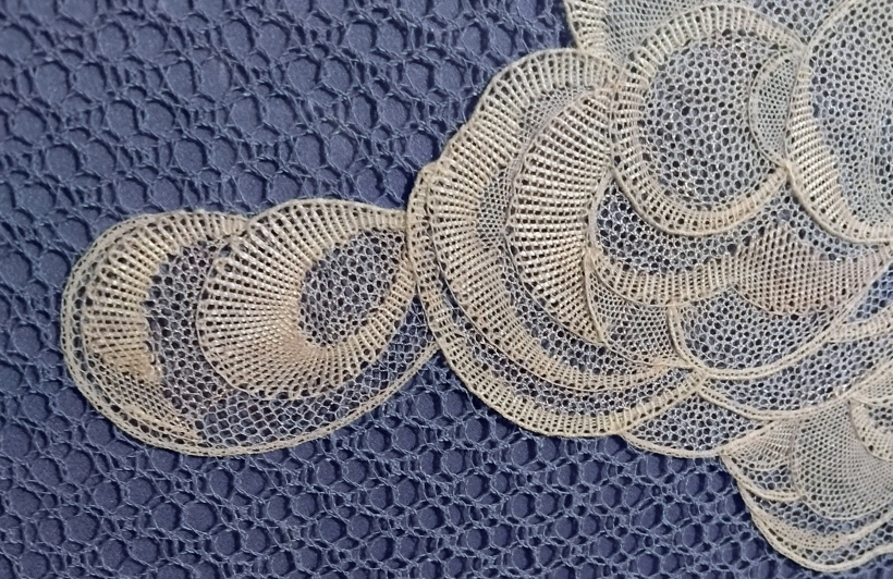 Détail de l'œuvre en dentelle "Nuages" de François-Xavier Lalanne (atelier du Puy)