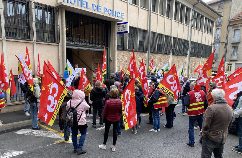 Militants et "électrons libres" présents devant l'Hotel de Police en soutien aux convoqués