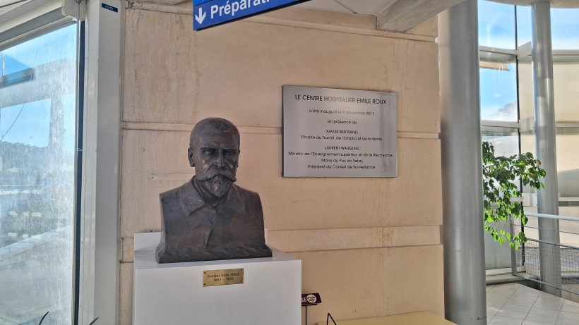 Le buste du Dr Emile Roux se trouve à l'accueil de l'hôpital.