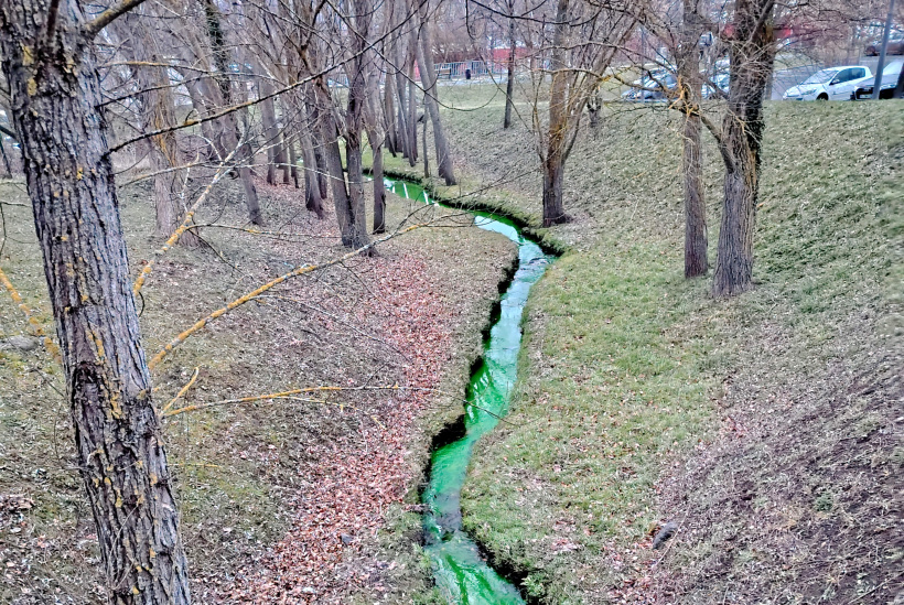 Une étrange vision qui serpente sur le côteau de la zone de Chirel, à Vals-près-le-Puy.