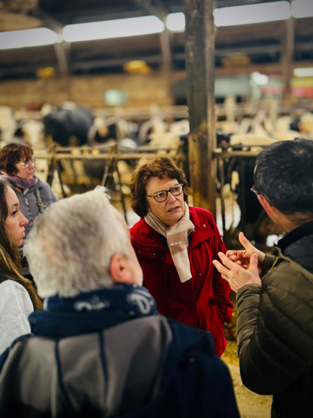 Evelyne Bayet présente dans le Gaec Gibert‐Chevalier à Sarlis, à l'écoute des agriculteurs