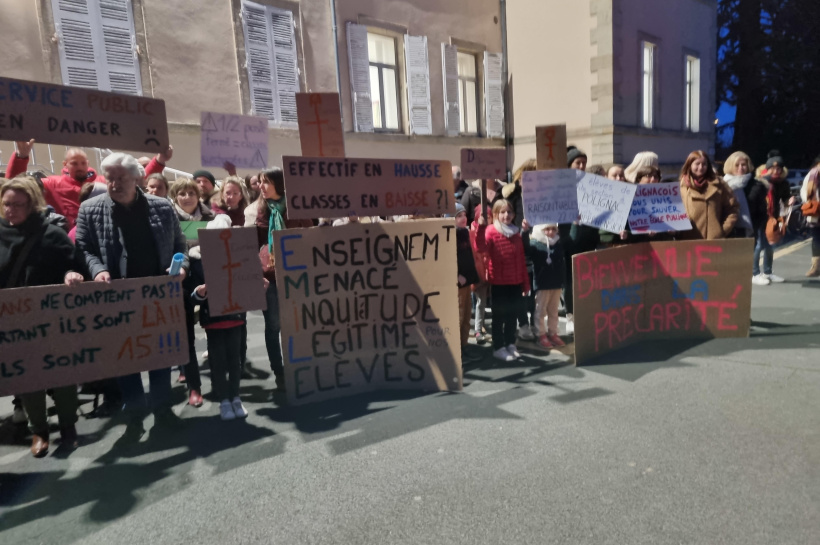 Les manifestants de Polignac devant l'Inspection académique de la Haute-Loire.