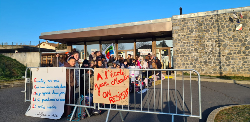 Panneaux et banderoles pour sauver leur classe