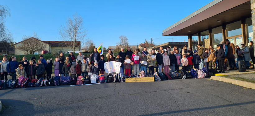 Rassemblement devant l'école Jean Moulin de Solignac-sur-Loire