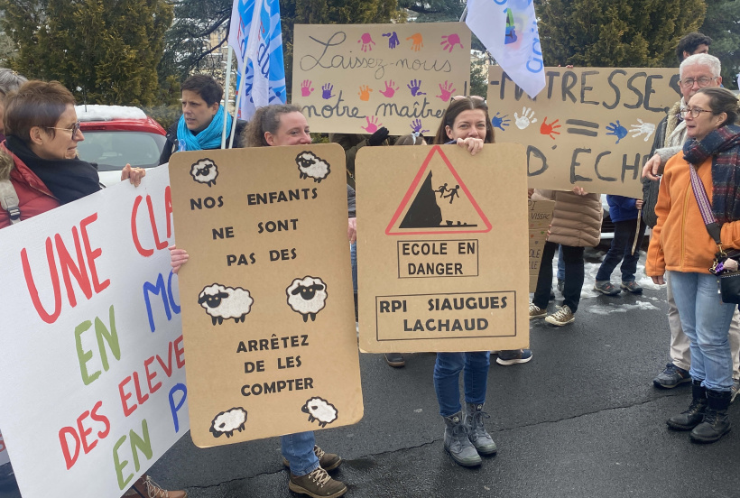 La pression ne retombe pas et les mobilisations locales se poursuivent dans les écoles.