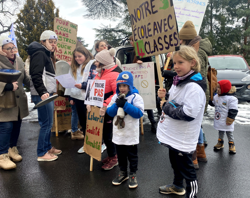 Les enfants sont les premiers concernés par les décisions "venant d'en haut". 