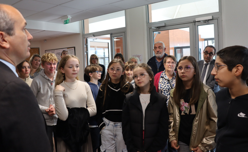 Elèves et quelques parents sont venus rencontrer le recteur pour échanger sur le sujet.