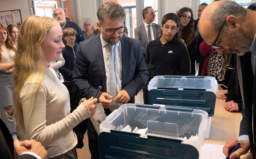 Le téléphone connecté est remis à l'arrivée au collège pour être repris seulement le soir.