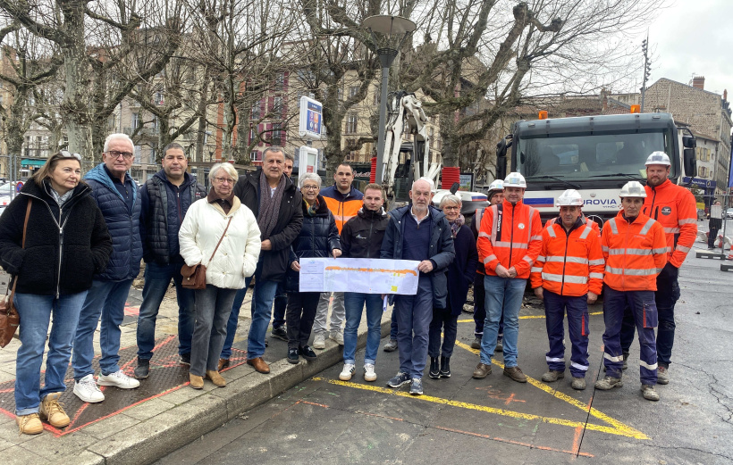 Les élus, les partenaires et les entreprises participantes devant les travaux du Breuil.