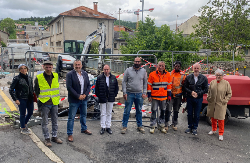 Les élus et l'entreprise ODTP, devant le pont Louis Jouvet.