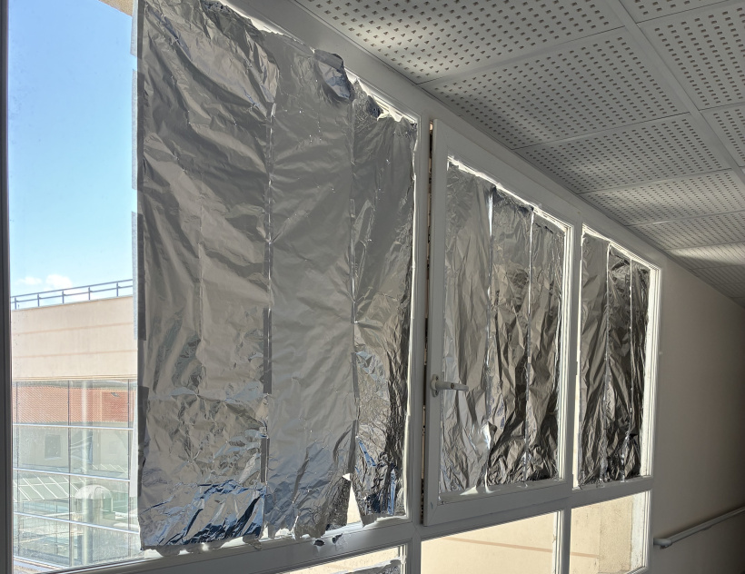 De l'aluminium et des couvertures de survie sur les vitres
