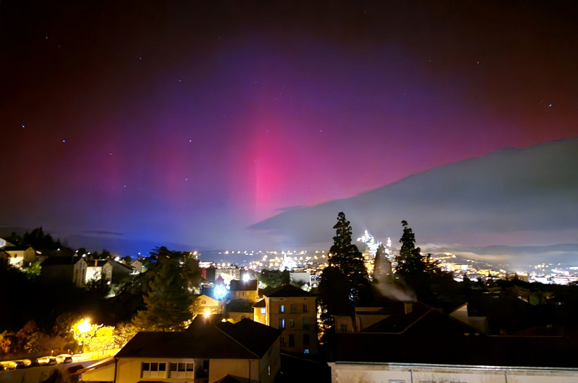 Une aurore boréale sur le ciel ponot. Photo prise d'un bâtiment à Vals, vers 23h30. 