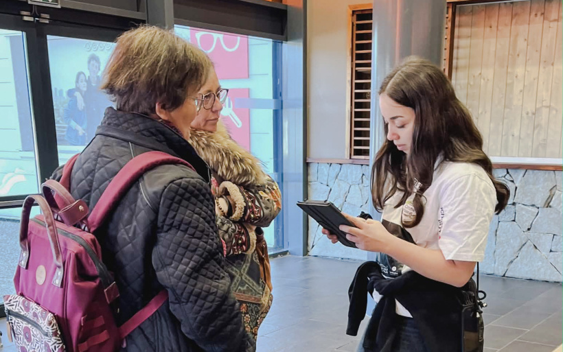 Munis de tablettes, les élèves ont interrogé les clients 