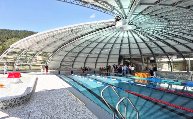 L'impressionnant dôme de la piscine "Tournesol" des Rives du Haut-Allier, à Langeac