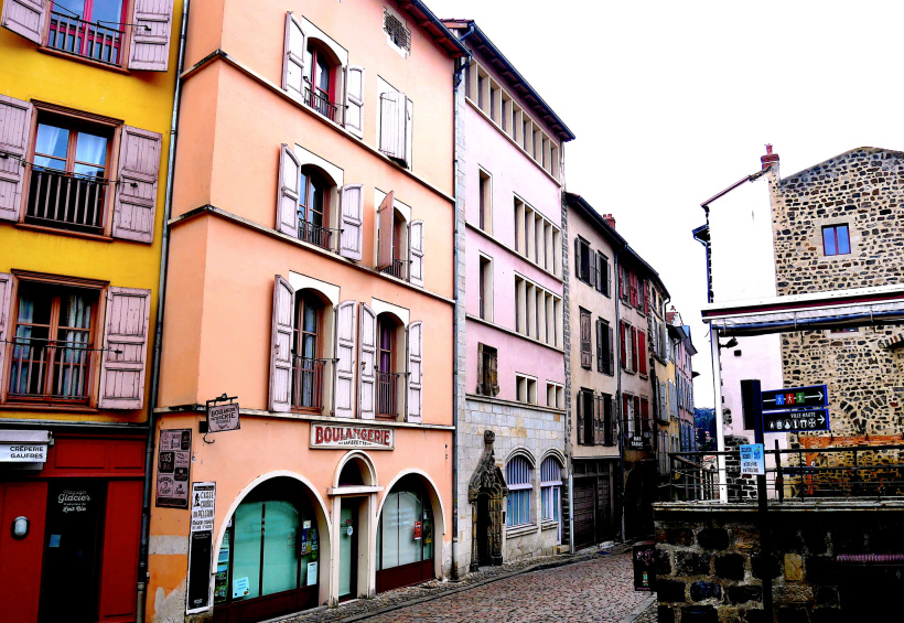 Les immeubles colorés, un rempart certain contre la grisaille.
