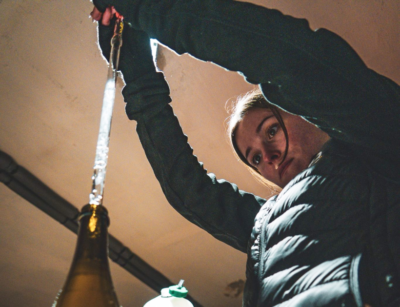 Jade ajoute les levures pour déclencher la seconde fermentation