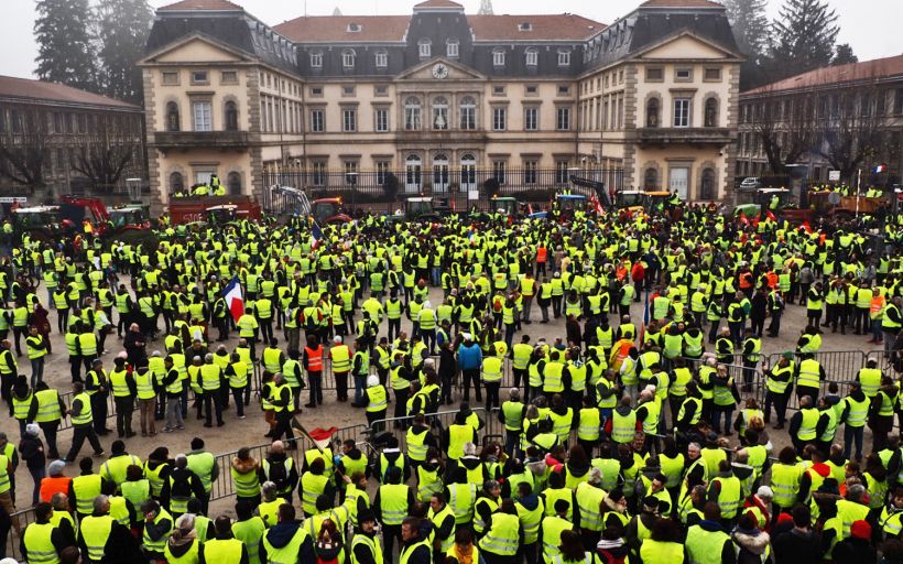 Une marée jaune devant la préfecture du Puy-en-Velay.