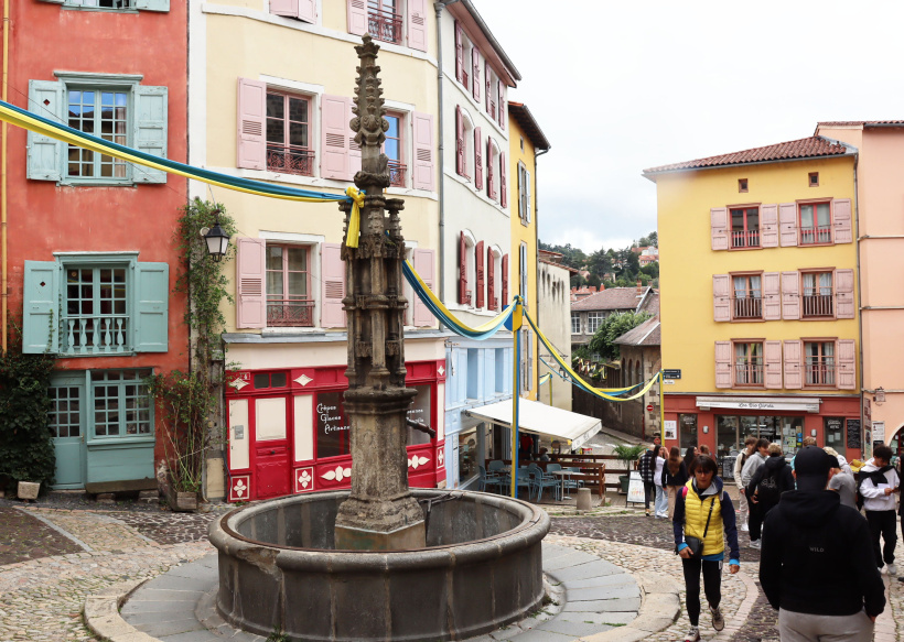 La sculpture se dresse au bas de la montée de la Cathédrale du Puy-en-Velay.