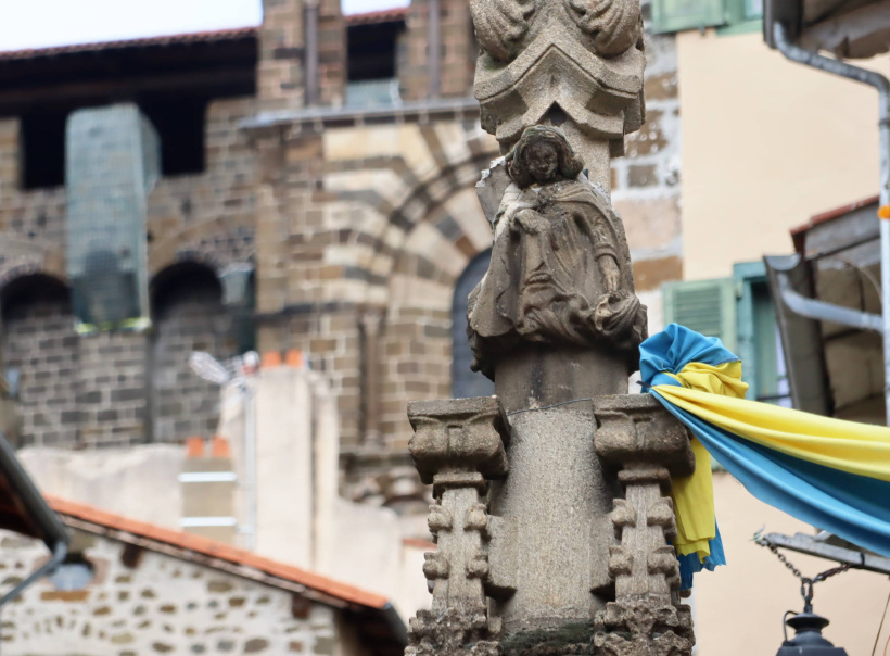 S'écoule de la fontaine de l'Ange un véritable obscurantisme religieux. 