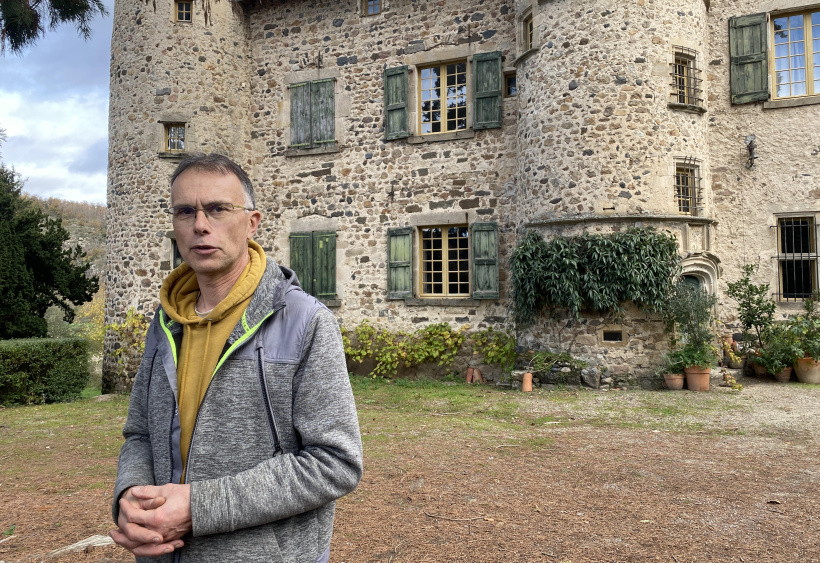 Franck Chastagnol partage son savoir devant le château de la Durianne, au Monteil.