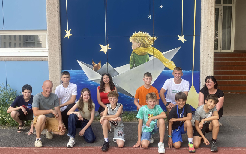 Des petits princes de l'avenir devant le Petit Prince des étoiles.