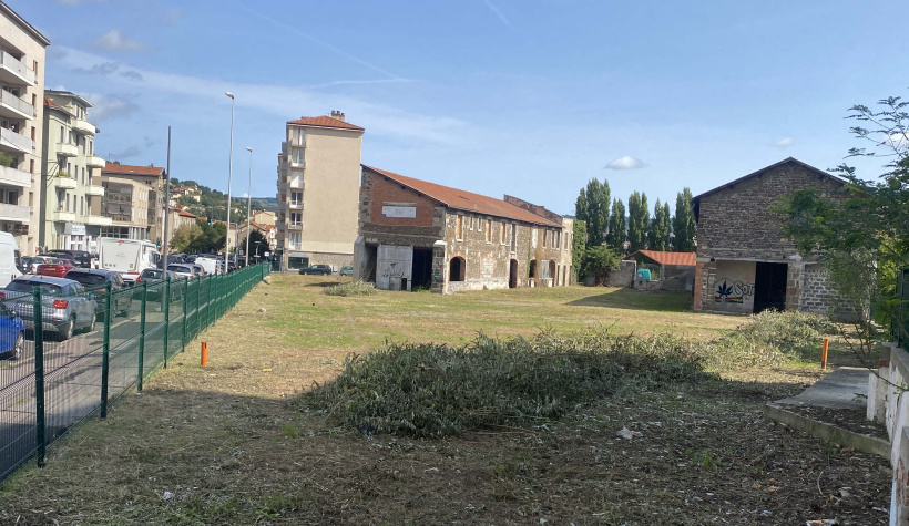 Proposition: 300 places des stationnements à la place de l'antique friche de la République
