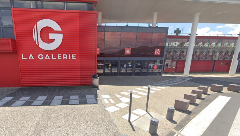 Près de 900 m3 d'eau ont investi la galerie marchande du Carrefour de Vals. 