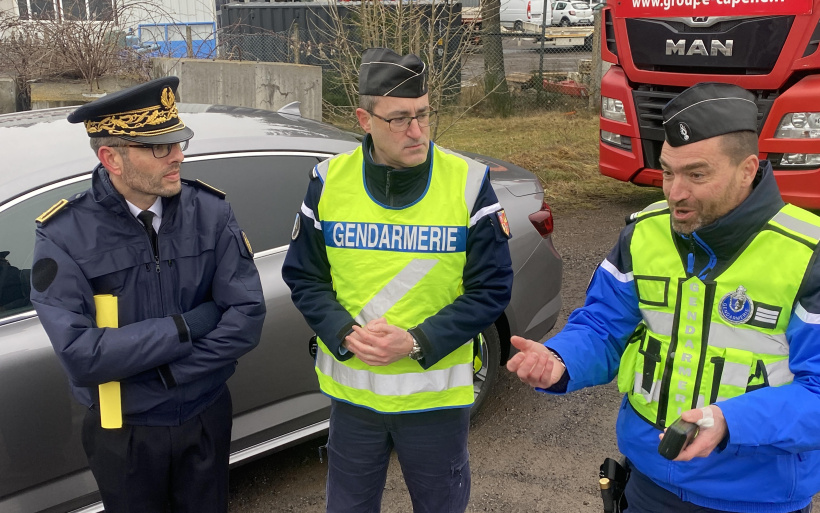 À gauche, Benoit de Lagarde, aux côté du commandant de gendarmerie, Christophe Marboutin.