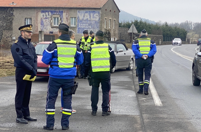 Les gendarmes procèdent à un contrôle routier au rond-point des Fangeas. 