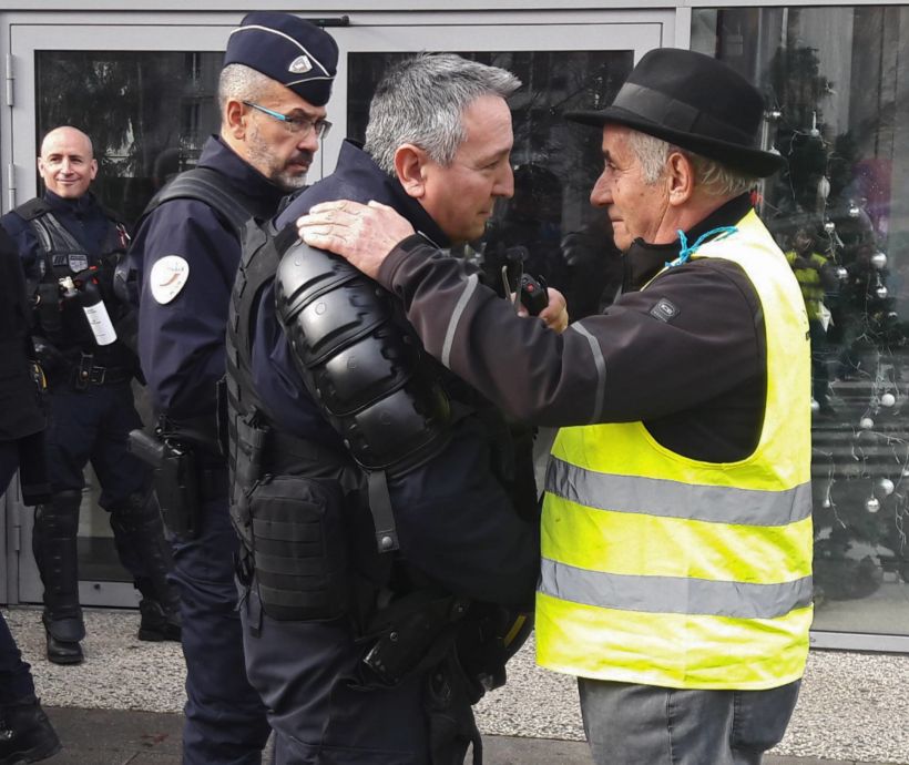 Des policiers, des Gilets jaunes. Des humains. 