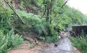 Le glissement de terrain a neutralisé, un temps, toute circulation routière sur la RD61. 