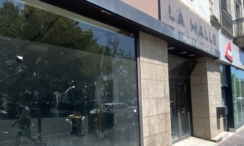 La devanture abîmée de la Halle aux vêtements