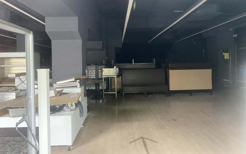 À l'intérieur, rien n'a changé au milieu du silence. 