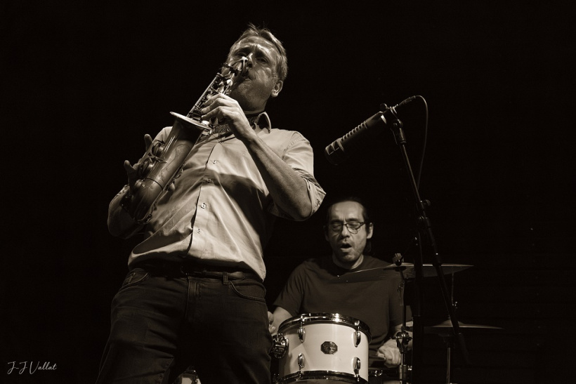 Le saxophoniste Gaël Horellou en compagnie d'Antoine Paganotti (à la batterie). 