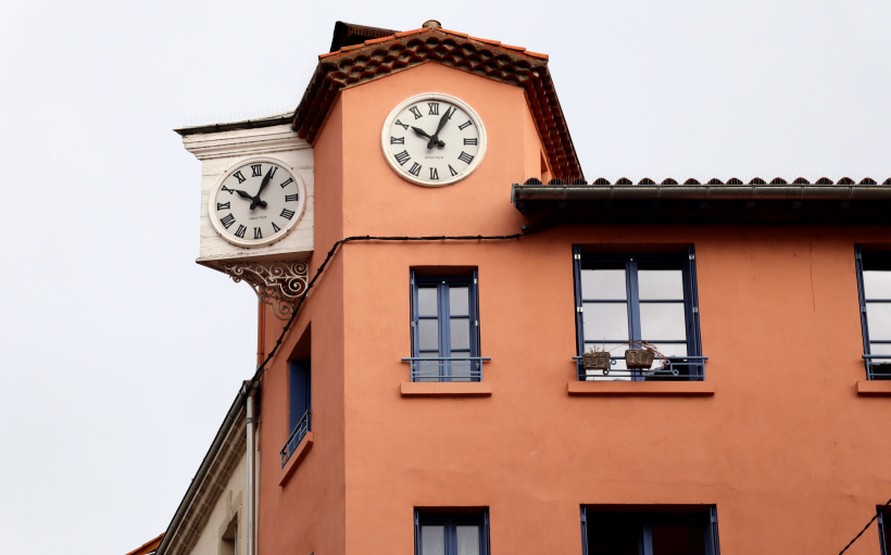 Les trois horloges... Une histoire de temps, de grains et de colère. 