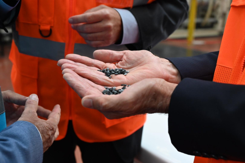 Au centre de recyclage, on réutilise le plastique.