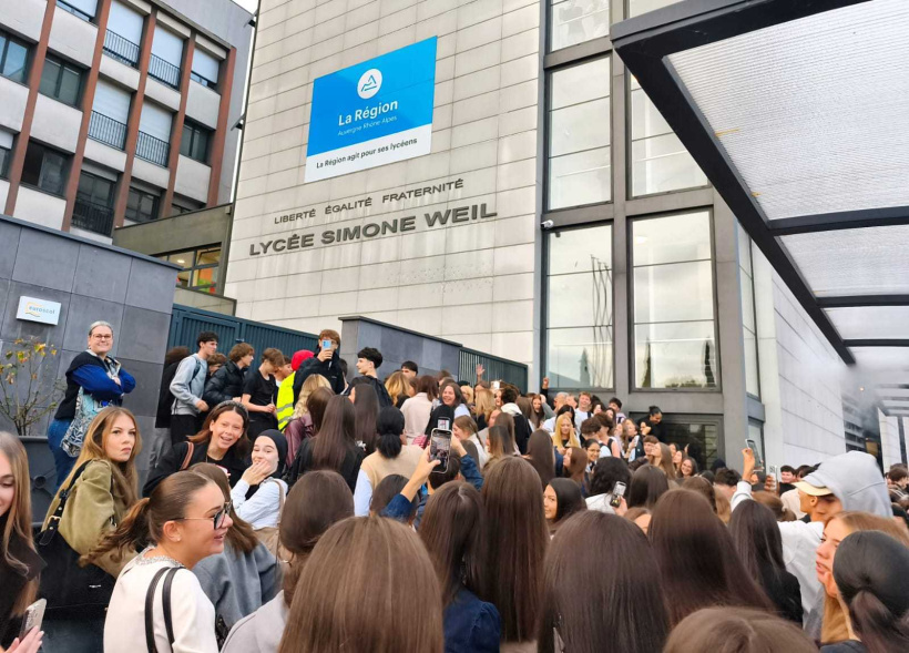 Tôt ce matin, le lycée Simone Weil a été le lieu d'un blocus par les élèves. 