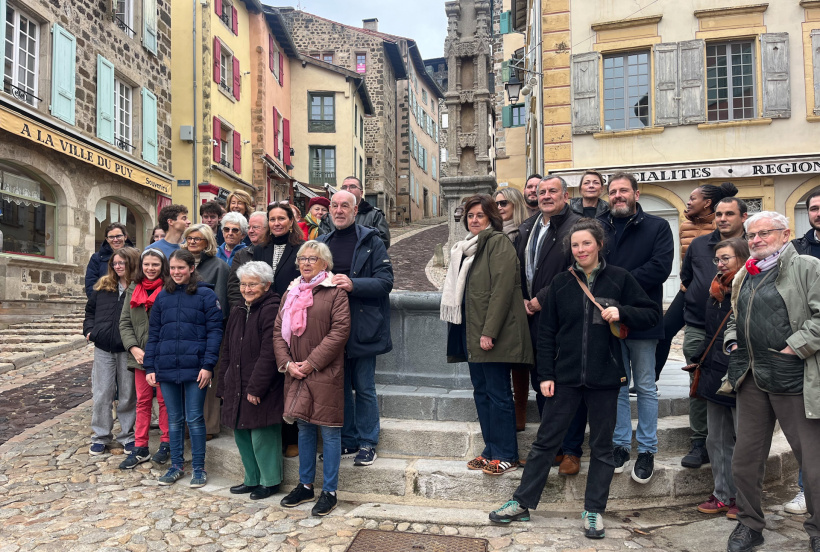 La fontaine retrouve sa place après un année de travaux